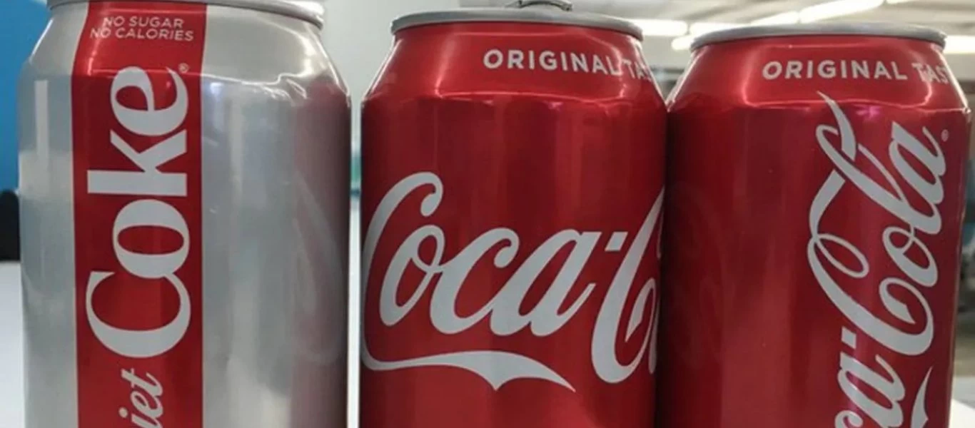 Πείραμα με Coca Cola: Αυτός είναι ο λόγος που η κλασική βυθίζεται ενώ η light όχι (βίντεο)